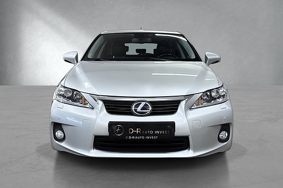 Lexus CT200h 2 of 27