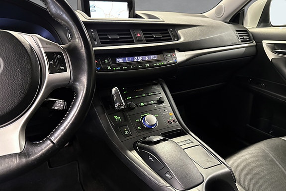 Lexus CT200h 16 of 27