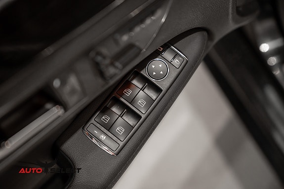 Mercedes-Benz E500 27 of 30