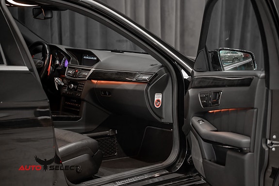 Mercedes-Benz E500 21 of 30