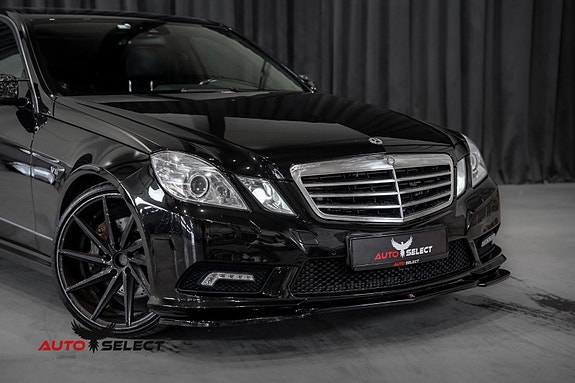 Mercedes-Benz E500 2 of 30
