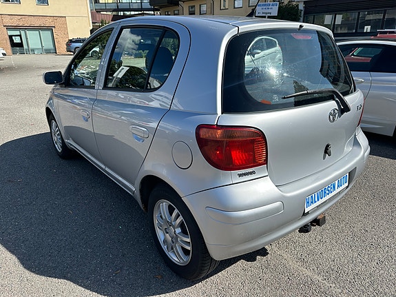 Toyota Yaris 2 of 16