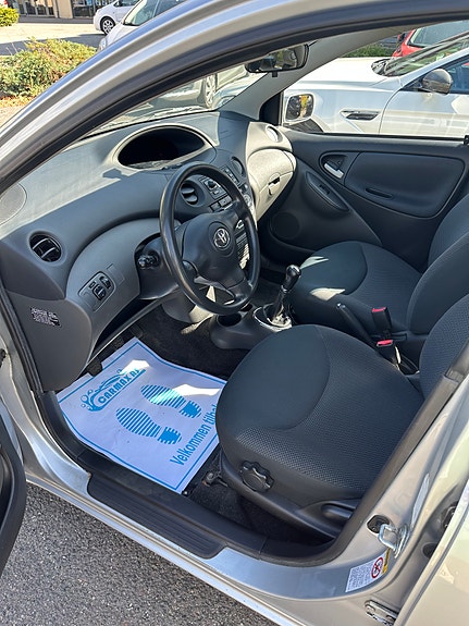 Toyota Yaris 5 of 16
