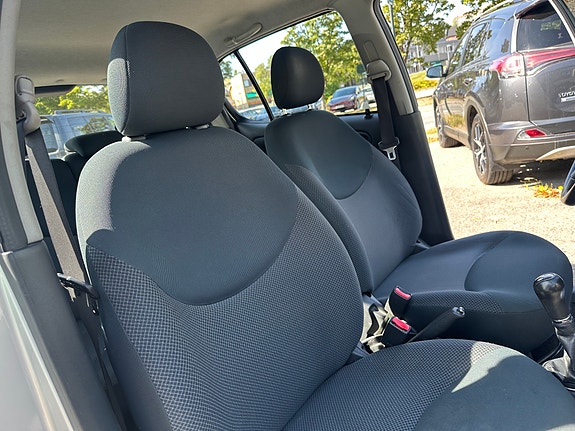 Toyota Yaris 16 of 16