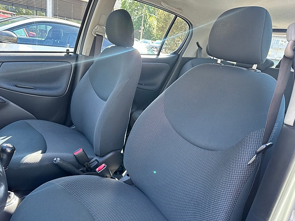 Toyota Yaris 6 of 16