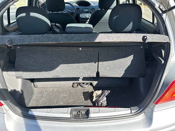 Toyota Yaris 13 of 16