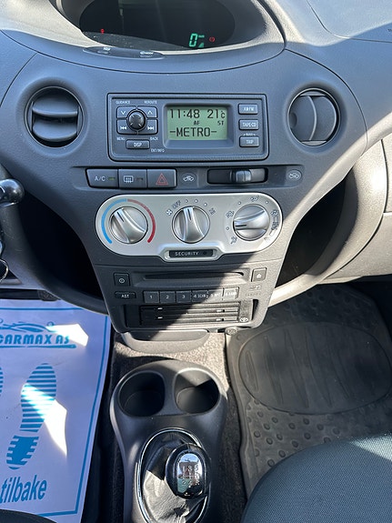 Toyota Yaris 8 of 16
