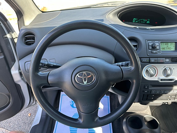 Toyota Yaris 7 of 16
