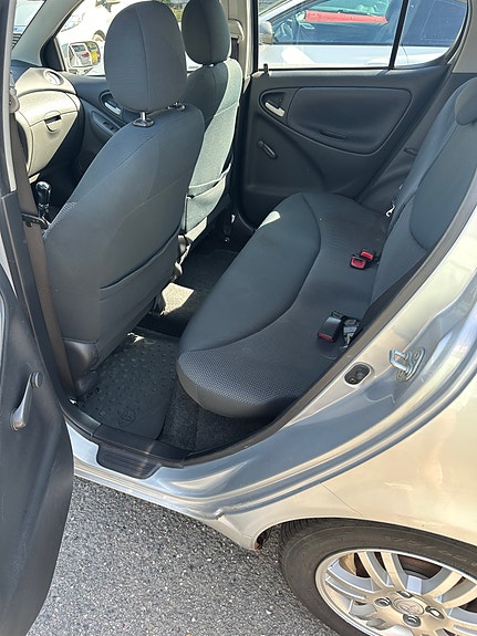 Toyota Yaris 11 of 16
