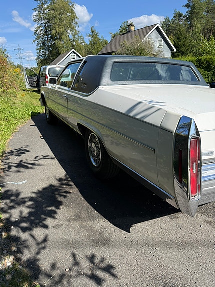 Cadillac Coupé DeVille 6 of 13