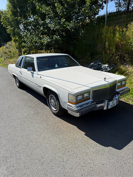 Cadillac Coupé DeVille 2 of 13