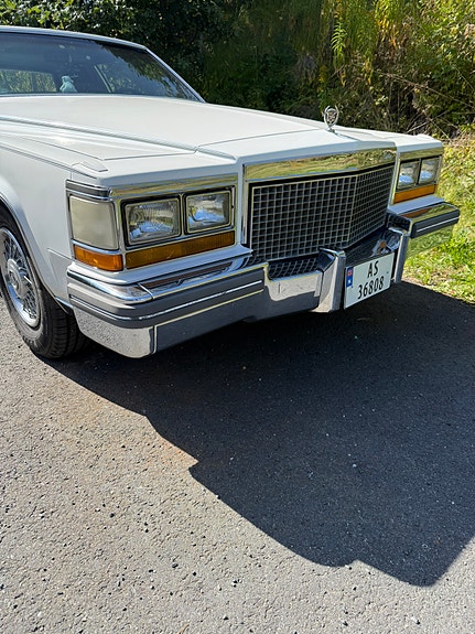 Cadillac Coupé DeVille 3 of 13