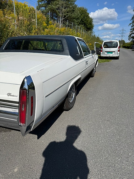 Cadillac Coupé DeVille 5 of 13