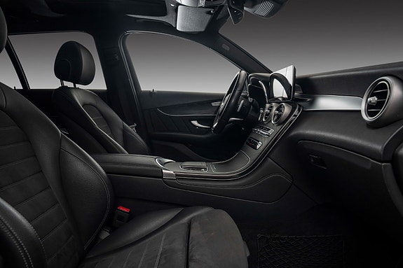 Mercedes-Benz GLC300 e 24 of 30