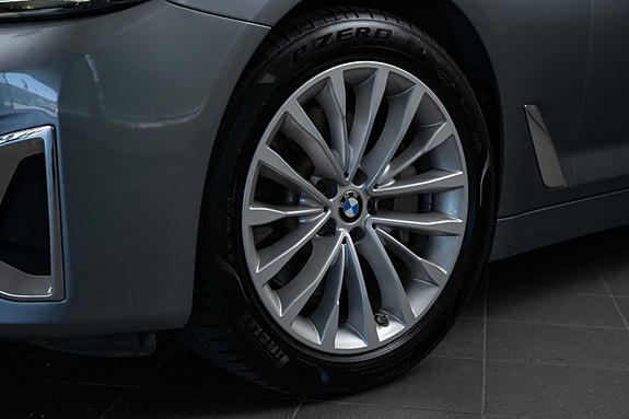 BMW 530i 3 of 26