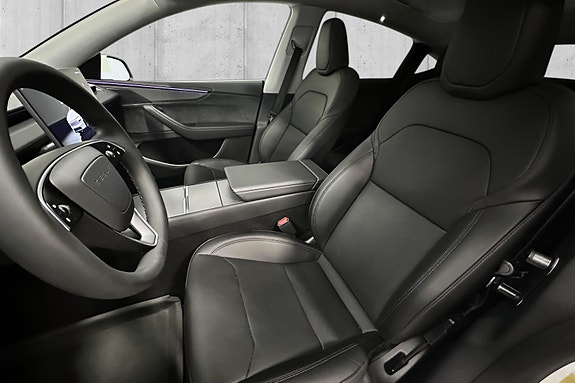 Tesla Model Y 10 of 18