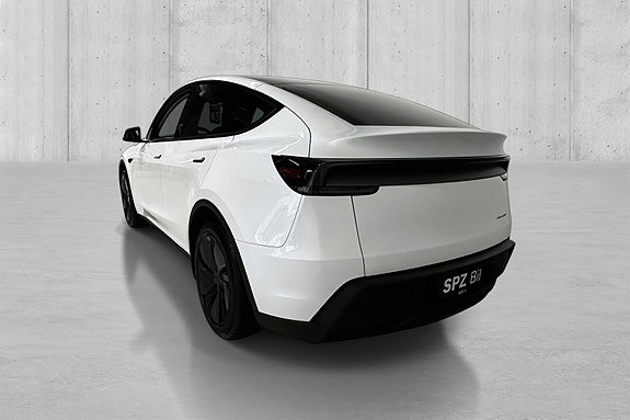 Tesla Model Y 6 of 18