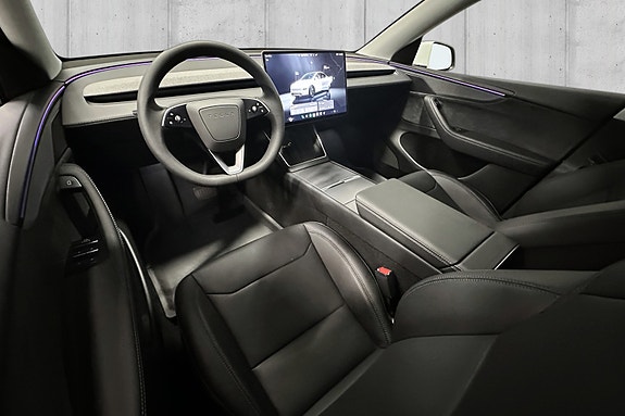 Tesla Model Y 9 of 18
