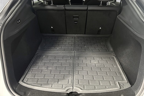 Tesla Model Y 18 of 18