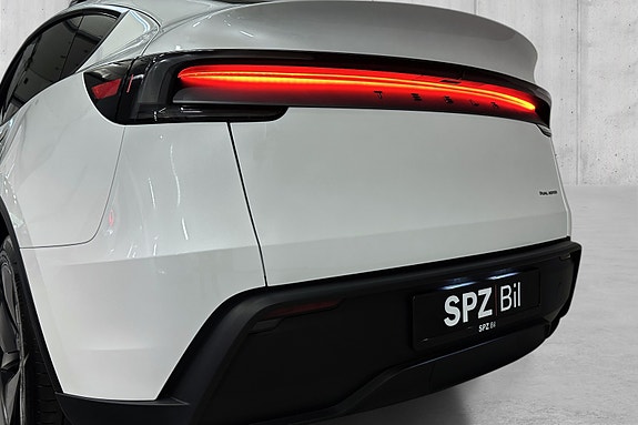 Tesla Model Y 7 of 18