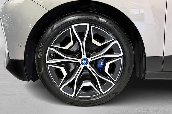 BMW iX 8 of 19