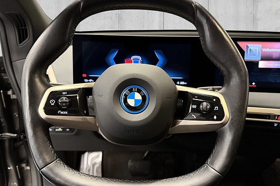 BMW iX 12 of 19