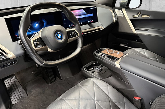 BMW iX 10 of 19