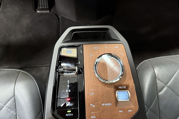 BMW iX 16 of 19