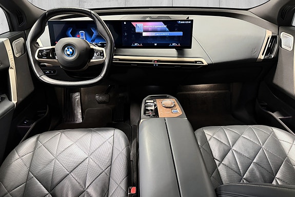 BMW iX 11 of 19