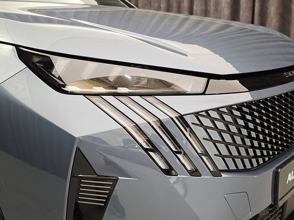 Peugeot e-5008 11 of 30