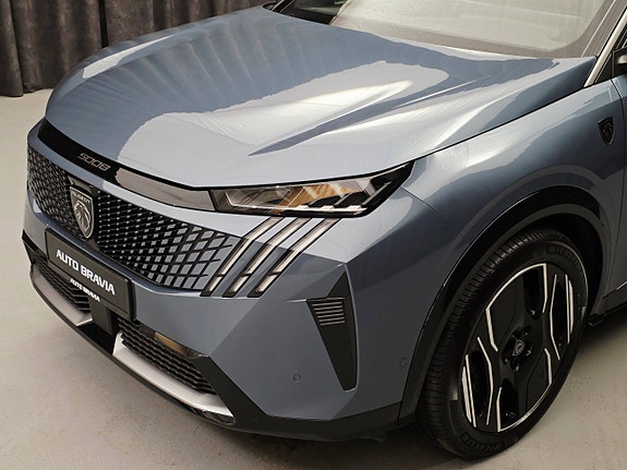 Peugeot e-5008 13 of 30