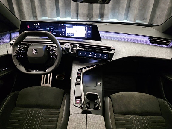 Peugeot e-5008 28 of 30