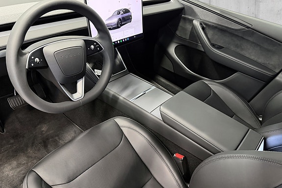 Tesla Model Y 8 of 15