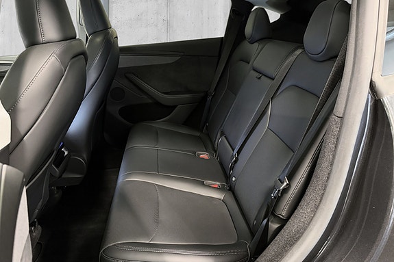 Tesla Model Y 10 of 15