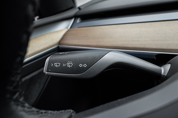 Tesla Model Y 18 of 30