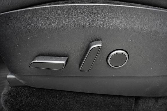 Tesla Model Y 21 of 30