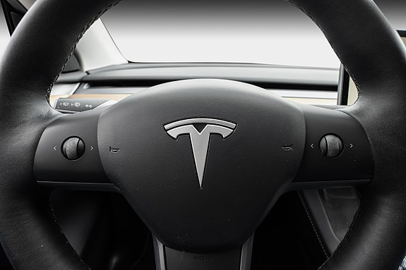 Tesla Model Y 17 of 30