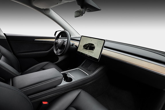 Tesla Model Y 12 of 30