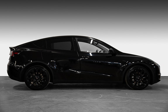 Tesla Model Y 6 of 30