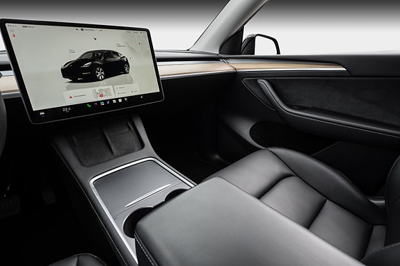 Tesla Model Y 16 of 30