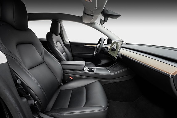 Tesla Model Y 25 of 30