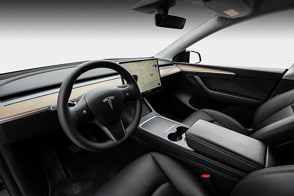 Tesla Model Y 10 of 30