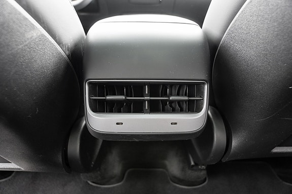 Tesla Model Y 24 of 30
