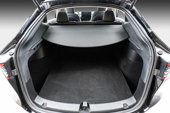 Tesla Model Y 26 of 30