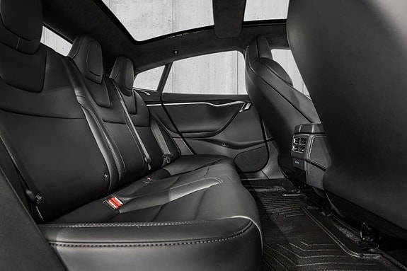 Tesla Model S 12 of 18