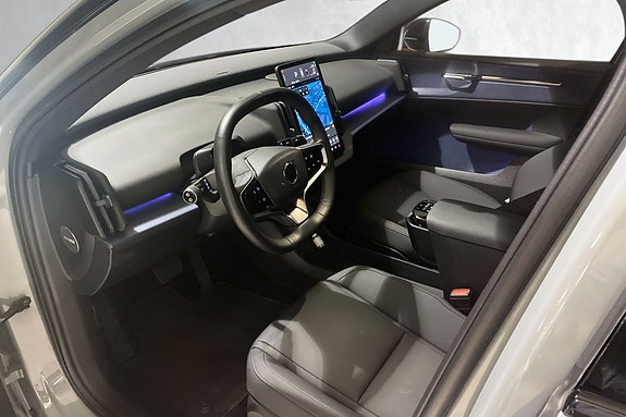 Fremtidsrettet cockpit med digitalt 12,3" midtdisplay og skinnseter.