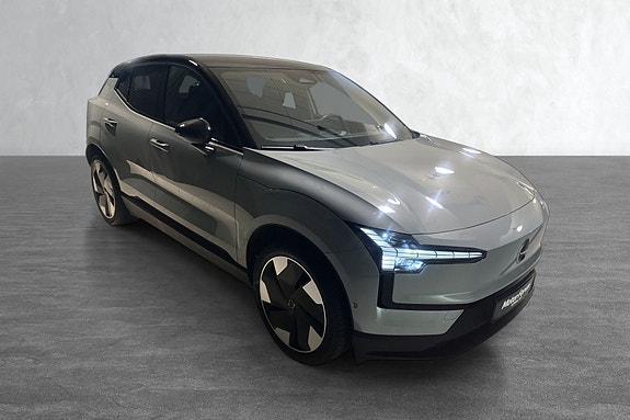 Velutstyrt front med adaptive LED-lys og sportslige hjul.