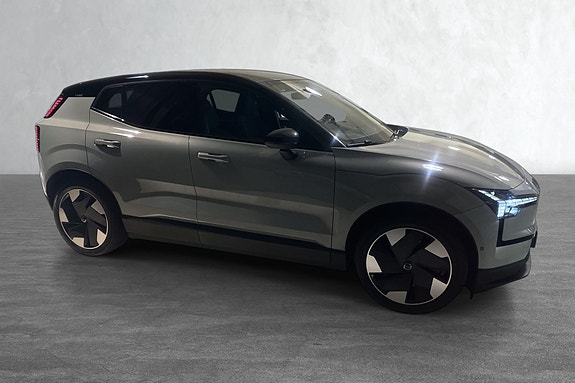 Grå SUV med elegante linjer og 19" diamantkuttfelger i sort.