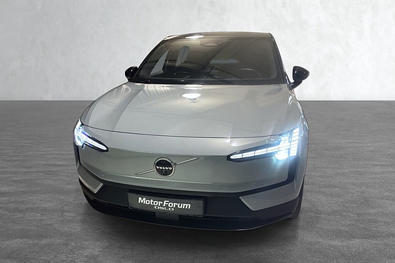 Moderne elbil med stilrent design og aktive LED-frontlys.