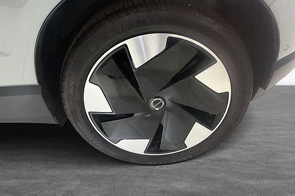 Detaljert bilde av 19" multifunksjonsfelger i glossy sort finish.